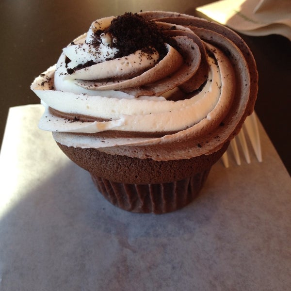Photo taken at Cupcakes on Denman by Christine Joy B. on 4/2/2014
