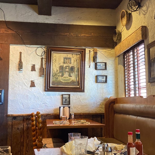 Foto diambil di Harris Ranch Inn &amp; Restaurant oleh Judy A. pada 9/24/2022