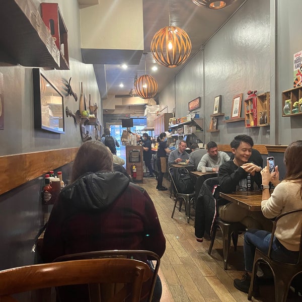 4/29/2022 tarihinde Tom K.ziyaretçi tarafından Taylor Street Coffee Shop'de çekilen fotoğraf