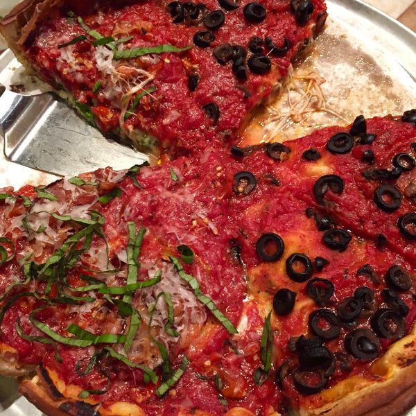 Foto tirada no(a) Patxi&#39;s Pizza por Tess C. em 2/12/2015