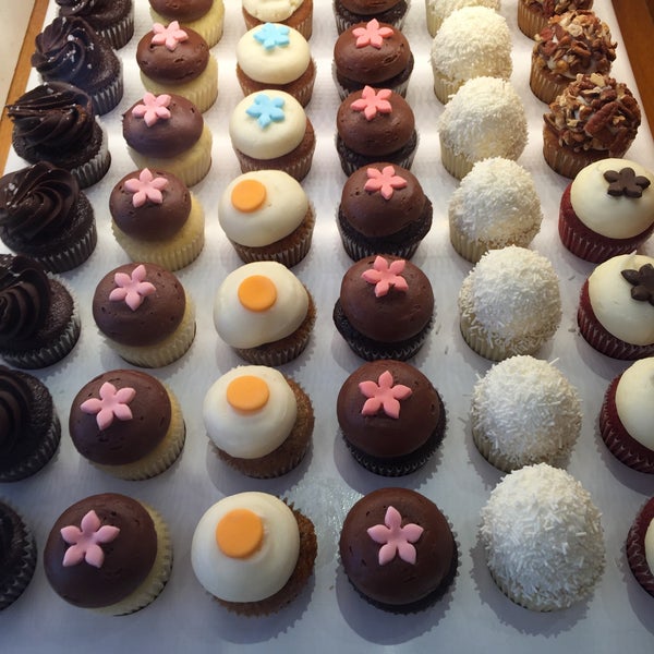 5/15/2015에 Tess C.님이 Kara&#39;s Cupcakes에서 찍은 사진
