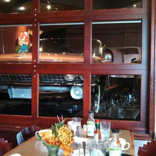 Das Foto wurde bei Cadillac Cafe von James T. am 10/26/2013 aufgenommen