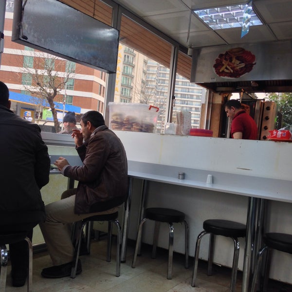 Foto diambil di ANZER DÖNER oleh Serdar Y. pada 12/17/2015