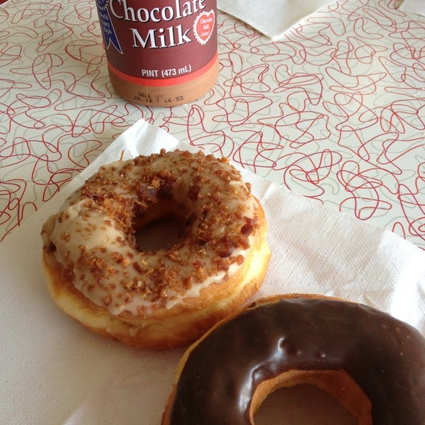 7/7/2013 tarihinde Heather L.ziyaretçi tarafından Donut Den'de çekilen fotoğraf