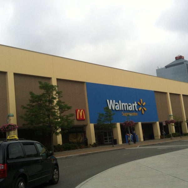 Foto tirada no(a) Walmart Supercentre por Mike W. em 6/13/2014