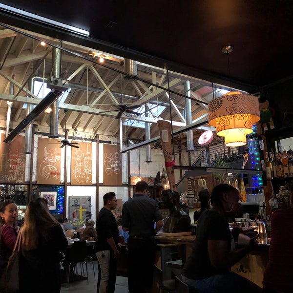 Foto diambil di Mua Oakland Bar &amp; Restaurant oleh Andi A. pada 9/1/2018