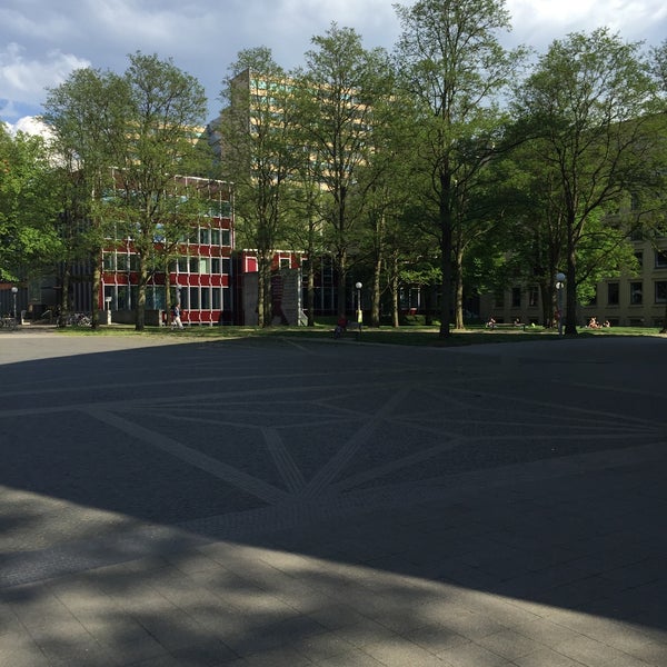 รูปภาพถ่ายที่ Universität Hamburg โดย Colleen เมื่อ 5/13/2016