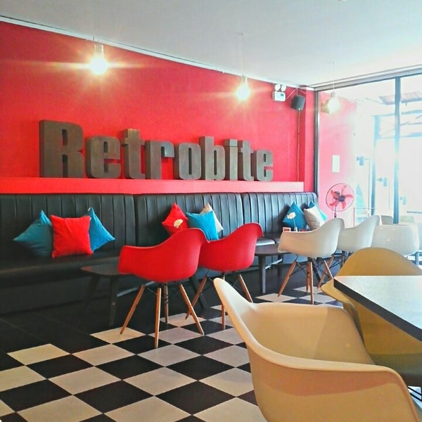 Foto diambil di Retrobite Diner Cafe oleh Xi Muoi pada 3/31/2013
