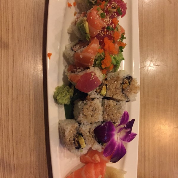 Foto tirada no(a) Toshi Sushi por Rashida_Um :. em 1/3/2017