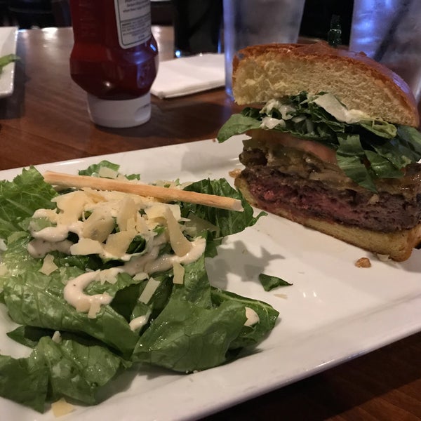 Снимок сделан в Lucky Beaver Bar &amp; Burger пользователем Michelle H. 7/5/2017