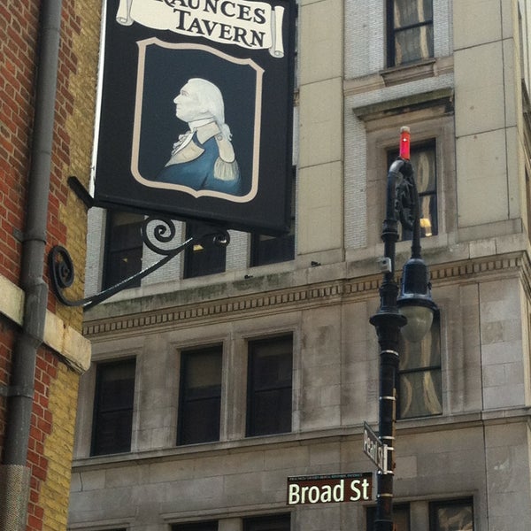 Photo taken at The Porterhouse at Fraunces Tavern by Blue Demon on 4/14/2013