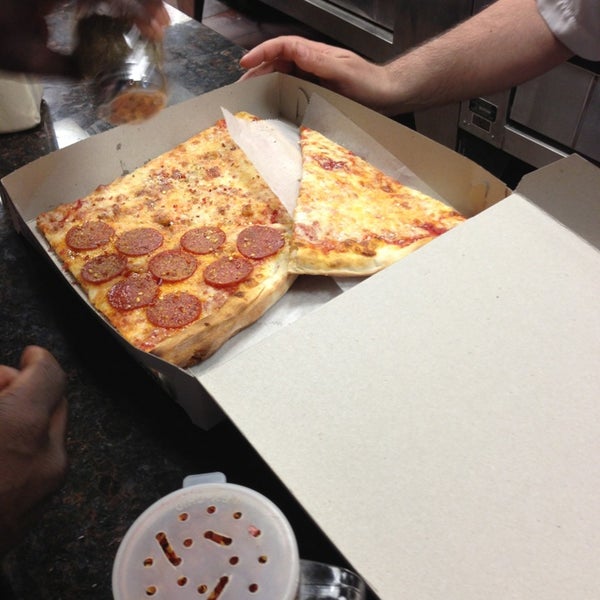 Foto diambil di Lenny &amp; John&#39;s Pizza oleh Ken P. pada 5/24/2013