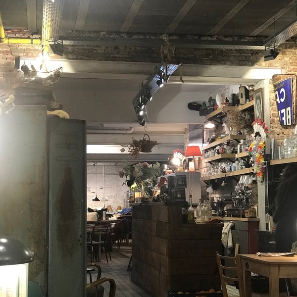 Foto scattata a LuLu Home Interior &amp; Café da Julien C. il 1/13/2018