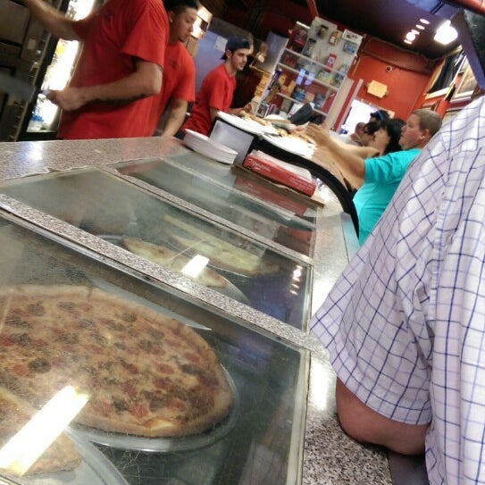 Foto diambil di Downtown House Of Pizza oleh Tim W. pada 4/18/2014