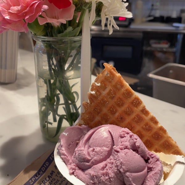 Foto tomada en Jeni&#39;s Splendid Ice Creams  por Nisreen M. el 8/17/2022