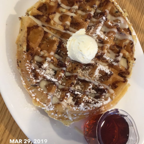 Photo prise au Johnny D&#39;s Waffles and Bakery par Nisreen M. le3/29/2019