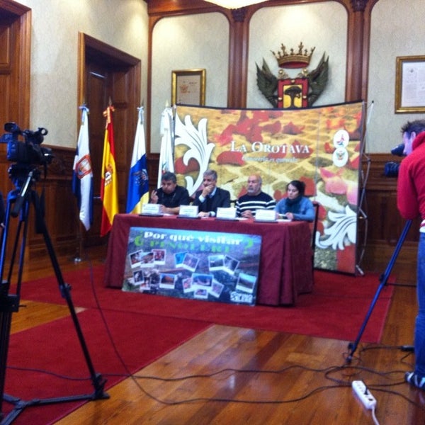 รูปภาพถ่ายที่ Ayuntamiento La Orotava โดย Eva F. เมื่อ 2/26/2014