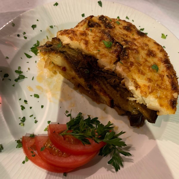 The food is very good and the moussaka indeed worth the Tripadvisor recommendation. Although the service was a bit slow, they gave us a free desert and we had our first oyuzo shot.