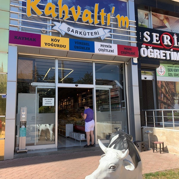 Das Foto wurde bei Kahvaltım Şarküteri von 🎒✈️🎎🧳 am 8/18/2021 aufgenommen
