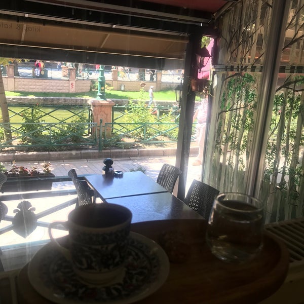 Photo taken at Adımlar Kitap &amp; Kafe by Elif Aras on 8/16/2022