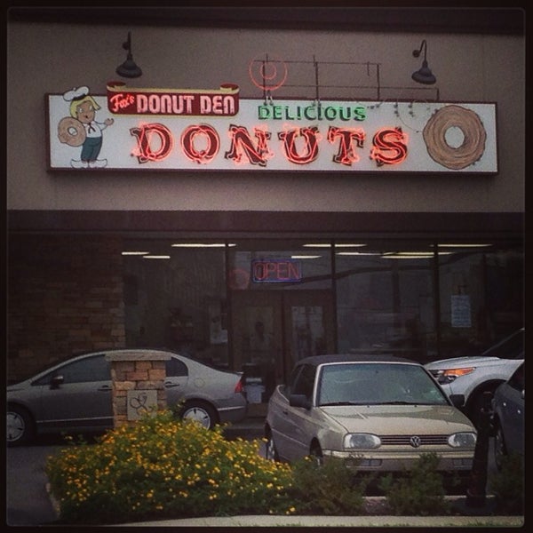 9/7/2014 tarihinde stepherziyaretçi tarafından Donut Den'de çekilen fotoğraf