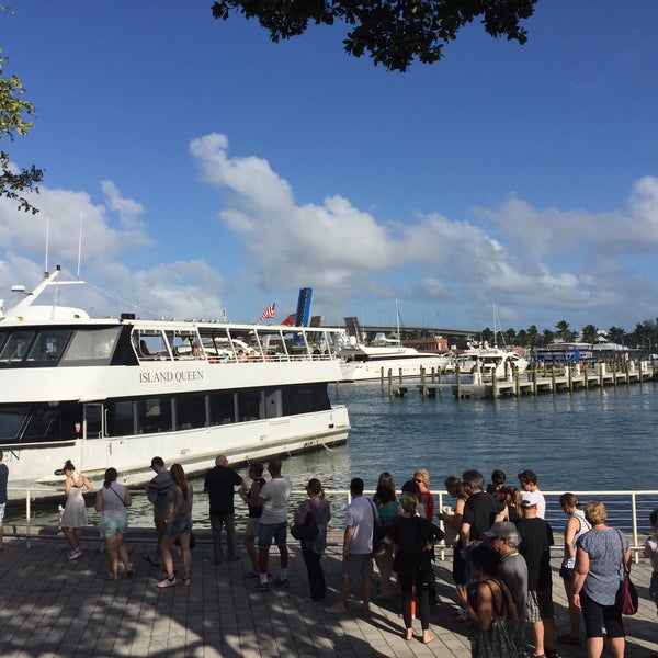 Снимок сделан в Island Queen Cruise пользователем Jason Z. 12/30/2015