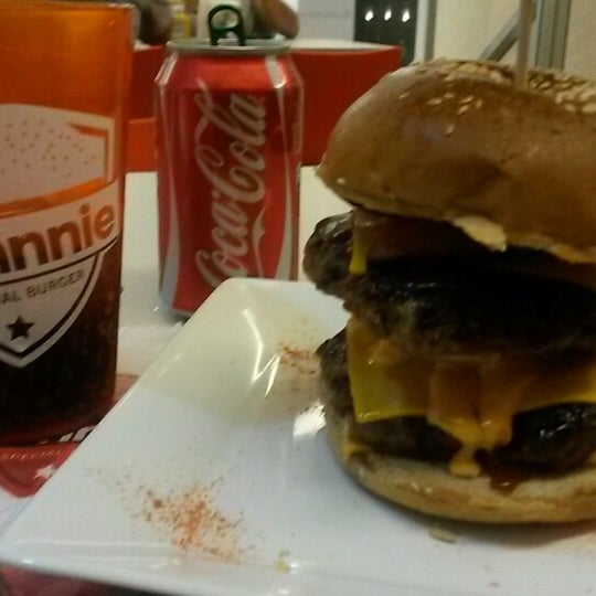 รูปภาพถ่ายที่ Johnnie Special Burger โดย Bruno M. เมื่อ 3/2/2014