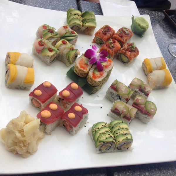 Das Foto wurde bei SUteiShi Japanese Restaurant von Maura L. am 6/25/2015 aufgenommen