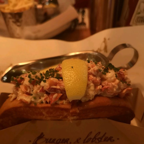 Снимок сделан в Burger &amp; Lobster пользователем Mohammed b. 12/22/2019