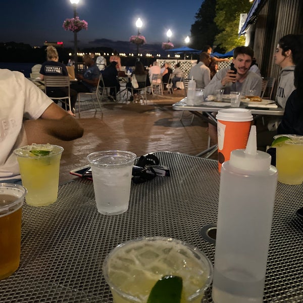 Foto tirada no(a) Nick&#39;s Riverside Grille por AMA DC . em 6/26/2020