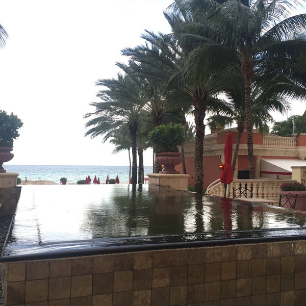 Foto tomada en Acqualina Resort &amp; Spa On The Beach  por Varas R. el 9/11/2015