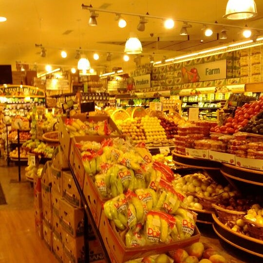 Foto tirada no(a) Foodtown por Demis E. em 5/25/2012