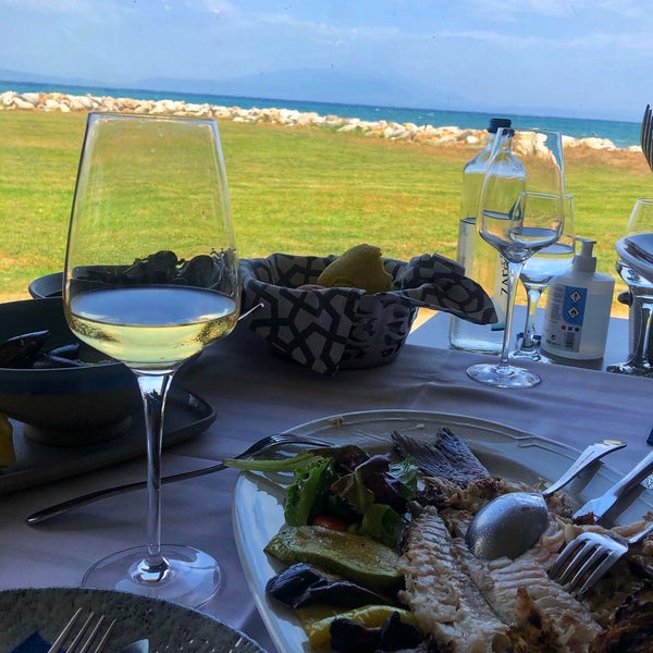 Das Foto wurde bei Kalamatianos Seafood Restaurant von Mairy T. am 5/29/2022 aufgenommen