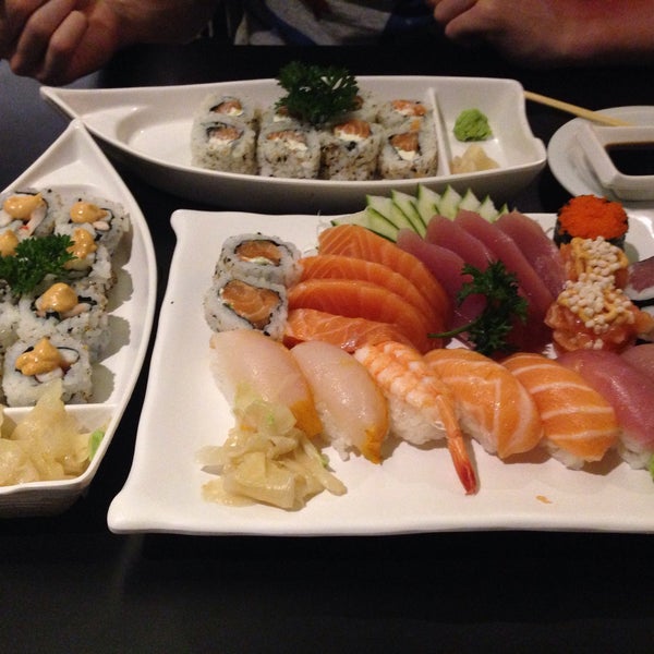 Foto diambil di AkyRio Sushi oleh Cata D. pada 2/5/2015