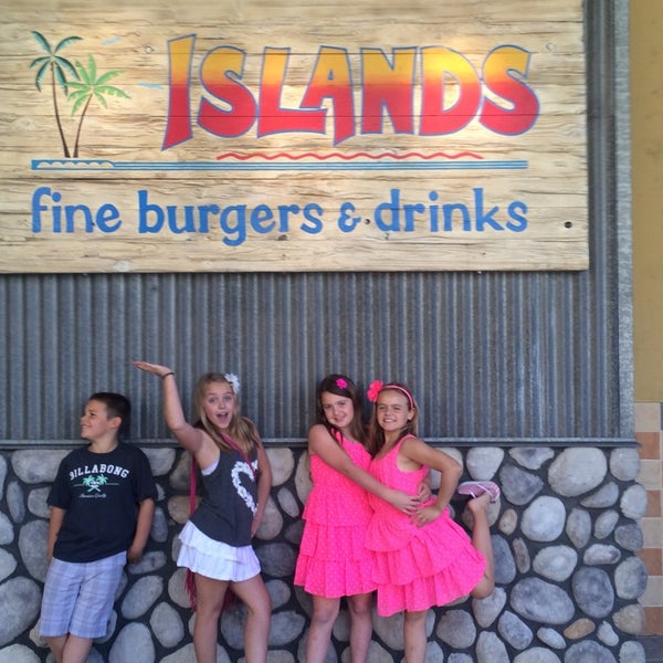 Photo taken at Islands Restaurant by Wendy B. on 2/17/2014