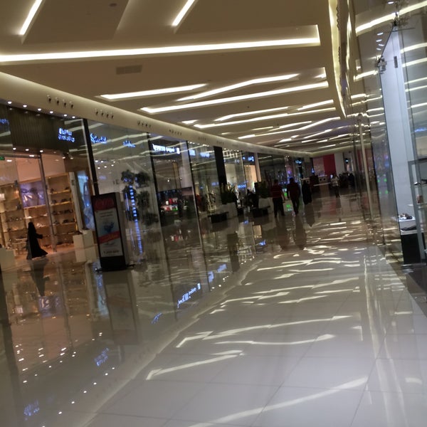 Photo prise au Al Nakheel Mall par Rainbow le3/26/2015