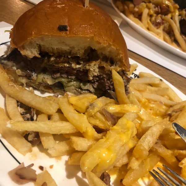 รูปภาพถ่ายที่ The Burger Joint โดย Pely🌸✨ K. เมื่อ 3/15/2019