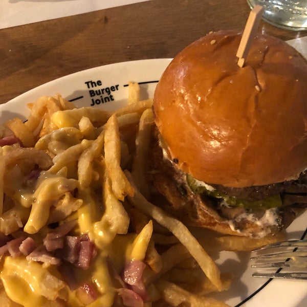 รูปภาพถ่ายที่ The Burger Joint โดย Pely🌸✨ K. เมื่อ 3/30/2019