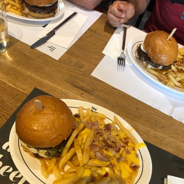 Das Foto wurde bei The Burger Joint von Pely🌸✨ K. am 7/10/2019 aufgenommen