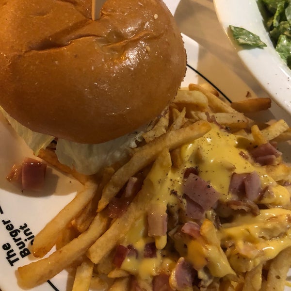 Снимок сделан в The Burger Joint пользователем Pely🌸✨ K. 1/2/2019