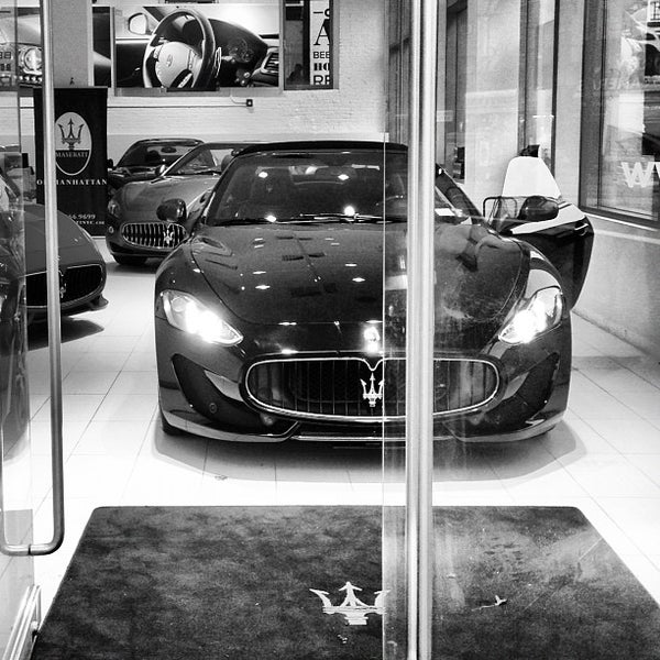 12/2/2012 tarihinde Seth W.ziyaretçi tarafından Maserati of Manhattan'de çekilen fotoğraf