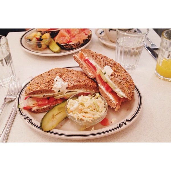 Foto diambil di Baz Bagel and Restaurant oleh Hillary D. pada 8/24/2014
