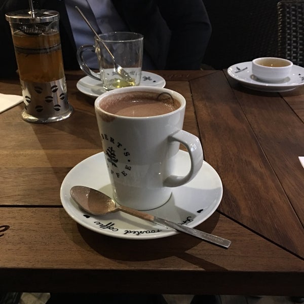 Photo taken at Robert&#39;s Coffee by Şşyklş on 2/9/2017