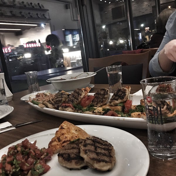 Снимок сделан в Çakıl Restaurant - Ataşehir пользователем Özlem E. 4/4/2018