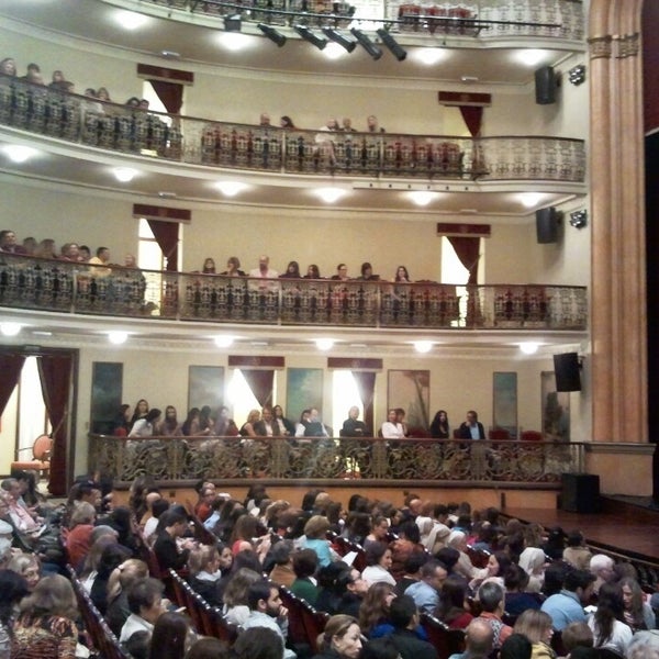 รูปภาพถ่ายที่ Teatro Leal โดย Aarón S. R. เมื่อ 4/29/2013
