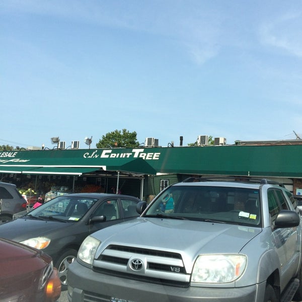 Fruit Tree Farm Grocery Store in Copiague