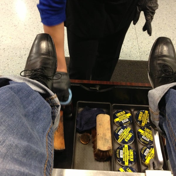 Airport Shoe Shine Shoe Store in DFW Airport