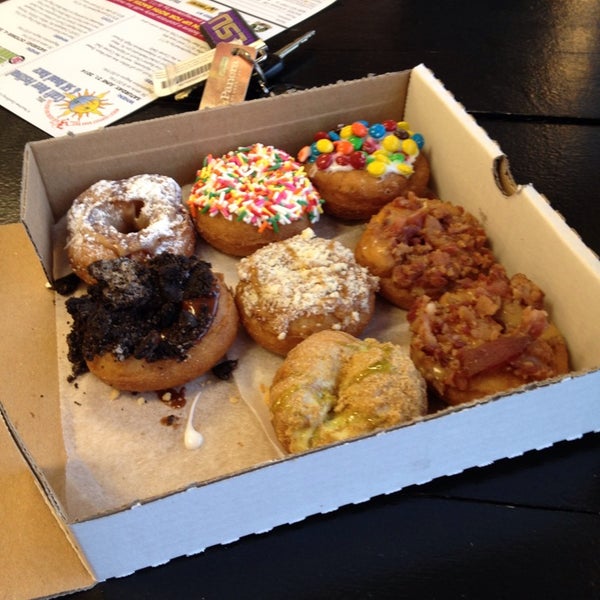 Das Foto wurde bei DaVinci’s Donuts von Beth W. am 4/12/2014 aufgenommen