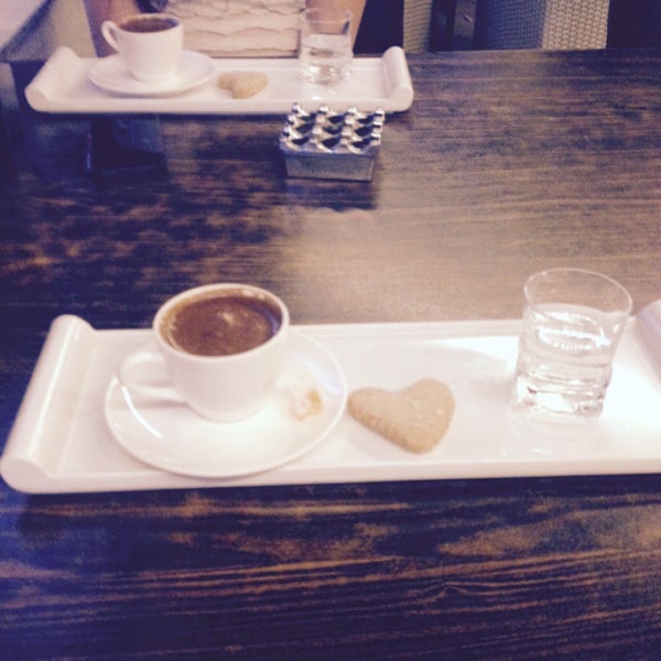Photo prise au Osmanlı Kebap &amp; Caffė Latte par Seda Ü. le8/2/2015