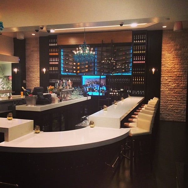 Снимок сделан в Encore Champagne Bar &amp; Dining Room пользователем @DowntownRob M. 1/15/2014